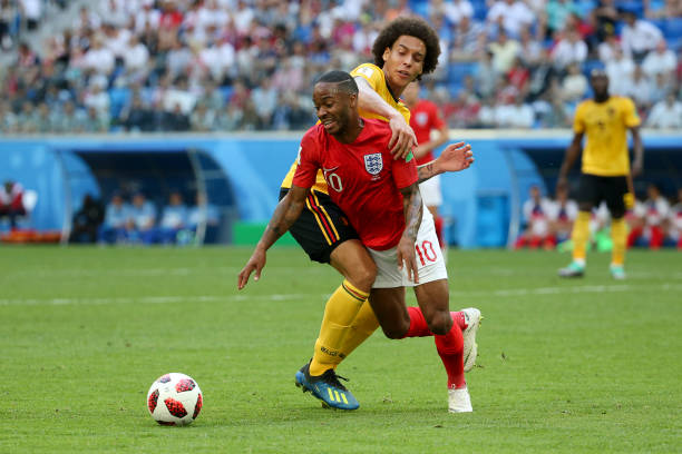 拉普拉塔大学生抗议阿足协新规，背身列队迎接联赛冠军罗萨里奥（不满阿足协新规，拉普拉塔大学生背对列队致意联赛冠军罗萨里奥）